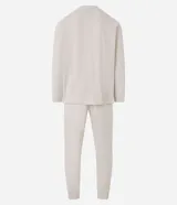 Pijama masculino de dos piezas confeccionado en tejido fleece texturizado. Incluye una remera de manga larga con cuello redondo y puños ajustados, y un pantalón tipo jogger con cintura elástica, cordón de ajuste y bolsillos laterales.