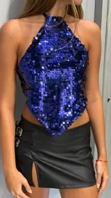 Top tipo pañuelo halter, color azul eléctrico, completamente cubierto de lentejuelas brillantes. El diseño es triangular y se anuda en la espalda y el cuello.
