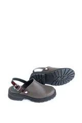Zueco de cuero color chocolate con suela track negra y tira trasera ajustable con hebilla metálica.