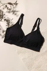 Soutien maternal de microfibra sin costuras, diseñado para la lactancia con broches delanteros en los breteles para facilitar el acceso. Presenta un diseño cómodo y funcional sin aros, con copas removibles y cierre trasero ajustable.