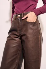 Pantalón marrón de cuero vegano, corte wide leg y tiro medio.
