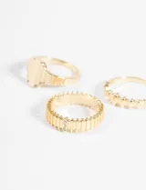 Set de tres anillos plateados con diferentes texturas y diseños.