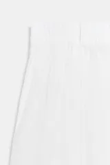 Pantalón de tiro medio confeccionado en 100% lino. Presenta cintura elástica con trabillas, bolsillos laterales, detalle de pinzas en el delantero y cierre frontal con cremallera y botón.
