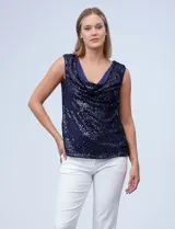 Blusa sin mangas de microtul bordado con lentejuelas color azul marino, con forro interno a tono y cuello volcado.