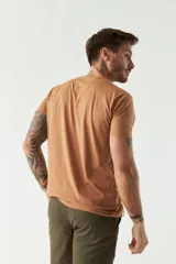 Remera color ladrillo de manga corta con cuello redondo y estampado en el pecho con la leyenda "Salt Water Fishing Tour".