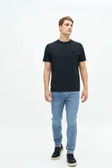 Remera negra de manga corta con ajuste regular y logo estampado en el pecho.