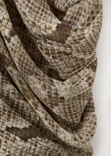 Falda midi de tiro alto, con diseño recto y asimétrico, confeccionada en viscosa con estampado animal print de serpiente.