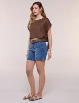 Short de algodón color beige, con pretina con pasadores, botón y cierre, bolsillos delanteros y bolsillos traseros abotonados. Incluye cinturón trenzado marrón.
