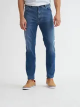 Pantalón de jean azul de corte recto.