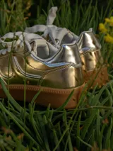 Championes urbanos Champion modelo Eva, color dorado, con cordones blancos y suela marrón.