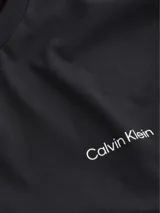 Remera negra de manga corta y cuello redondo, con logo de Calvin Klein estampado en el pecho.