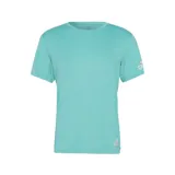 Remera deportiva Adidas de hombre color celeste, de corte clásico y mangas cortas. Presenta el logo de Adidas estampado en la manga y en el ruedo.