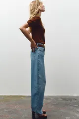 Jersey de punto fino con cuello redondo y manga corta, con terminaciones en rib en cuello, mangas y ruedo.