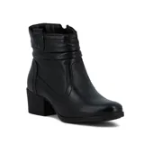 Bota de cuero negro de caña baja con taco cuadrado de altura media. Presenta un diseño con pliegues decorativos alrededor del tobillo y cierre lateral para facilitar el calce.