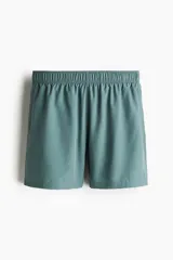 Short deportivo de color verde militar, con tecnología DryMove para absorber el sudor, elástico revestido en la cintura y bolsillos laterales.