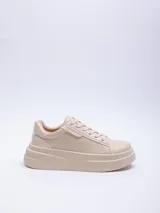 Zapatillas color beige acordonadas con base de plataforma y recortes texturizados.