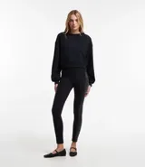 Pantalón legging negro de punto roma con cintura elástica y detalle lateral en cirre.