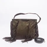 Cartera tipo bolso de gamuza color verde, con diseño de flecos laterales, asa de hombro fija y correa larga ajustable extraíble.