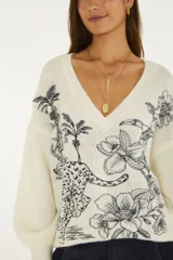 Sweater blanco de tejido de punto con escote en V, mangas largas y estampado ilustrado de inspiración tropical con flores y un leopardo en color negro.