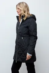 Campera acolchada de corte largo con diseño capitoneado en forma de rombos, cierre frontal con cremallera y capucha integrada.