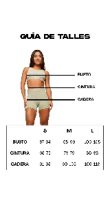 Calza blanca de poliamida, tiro alto con cintura elástica y corte recto.