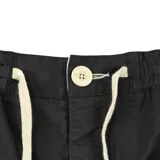 Bermuda Critical Slide Supply Walk color negro, con cintura elástica con cordón ajustable gris, botón frontal y bolsillos laterales.