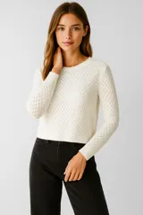 Sweater de viscosa color blanco, con cuello bote, calado con patrón de rombos, de manga larga y corte holgado.