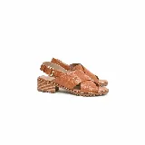 Sandalias de cuero color caramelo con textura símil cocodrilo, tiras cruzadas en el empeine, pulsera ajustable al tobillo con hebilla metálica dorada, taco bajo y suela track.