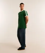 Remera de corte clásico color blanco con cuello redondo y mangas cortas con ribete azul marino.