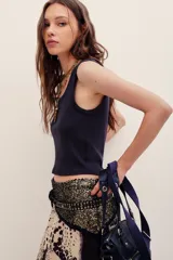 Musculosa crop de morley, color gris oscuro, con escote redondo y tiras anchas.