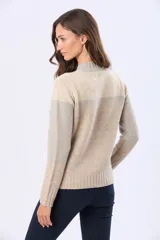 Buzo tejido de punto con diseño de bloques de color en tonos rosa, beige y gris. Presenta cuello redondo, mangas largas y corte holgado.