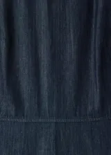 Mono largo de denim color azul oscuro, con escote halter y diseño recto en las piernas.