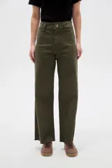 Pantalón jean de corte ancho, tiro alto y diseño recto.