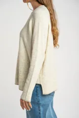 Sweater de tejido de punto color bordó, con cuello redondo, mangas largas y puños acanalados. Presenta un diseño de corte recto y textura suave.