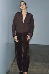 Jeans de tiro alto con corte balloon leg y largo completo. Presentan diseño de cinco bolsillos, trabillas en la cintura y cierre frontal con cremallera y botón. Confeccionados en tejido flocado con textura aterciopelada.