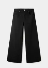 Jeans de tiro bajo y corte wide leg, confeccionados en tejido de algodón estilo denim. Presentan diseño de cinco bolsillos, cierre de cremallera y botón, y trabillas en la cintura.