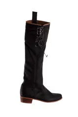 Bota de cuero negra de caña alta con cordones y hebillas decorativas.