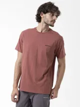 Remera Merrell de manga corta y cuello redondo, color salmón, con diseño liso y logo pequeño impreso en el pecho.