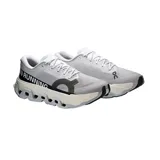 Championes de running On Running Cloudmonster 3 Hyper para hombre, color gris con suela gruesa con tecnología CloudTec y detalles en negro.