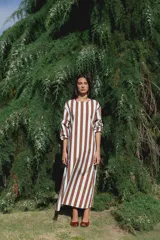 Vestido largo con mangas, estampado a rayas verticales en tonos borgoña, crema y azul marino.