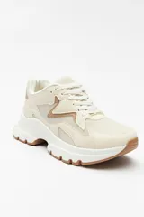 Zapatillas negras con recortes en gamuza y textil transpirable, cordones a tono y plataforma de 5cm de alto.