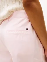 Pantalón corto chino color rosa claro, de corte Mom y tiro alto.