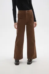 Pantalon de pana color verde oliva, de corte recto y tiro medio, con bolsillos laterales y cierre frontal.