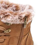 Borcego de caña media color camel, con exterior de símil cuero y cuello revestido en piel sintética. Cuenta con cordones al tono, ganchos metálicos reforzados, cierre interno, lengüeta acolchada, punta redondeada y suela de goma antideslizante con relieve profundo.