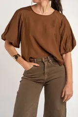 Blusa color marrón con mangas globo cortas y escote redondo.
