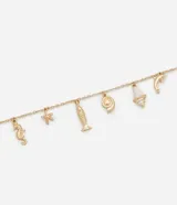 Pulsera dorada con dijes colgantes de estrella de mar, pez, caracol y concha.