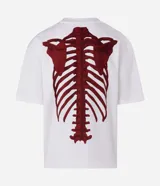 Remera de corte oversized confeccionada en mezcla de algodón y poliéster, con cuello redondo y mangas cortas. Presenta un estampado frontal con lettering estilo gótico y un estampado de esqueleto en la espalda.