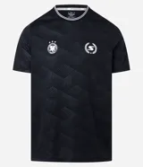 Remera deportiva masculina de corte regular, confeccionada en poliéster con tecnología Dry para mayor transpirabilidad. Presenta cuello redondo, mangas cortas con cinta lateral contrastante y estampado localizado con efecto heatprint en el pecho.
