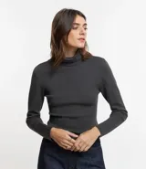 Suéter de punto color borgoña, con cuello alto estructurado y mangas largas.