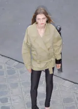Parka oversize de algodón color verde militar, con cuello en pico, solapas con muesca, manga larga, bolsillos delanteros con solapa y cinturón ajustable del mismo tejido.